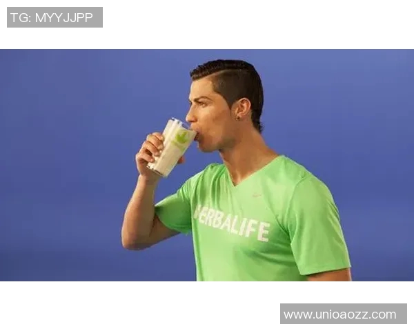 足球明星C罗玩偶摆件精美收藏品完美展现球场魅力与个人风格 足球明星C罗玩偶摆件精美收藏品完美展现球场魅力与个人风格