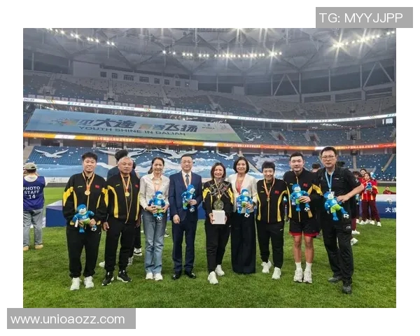 足球明星亲自送礼物给球迷传递温暖与感动的美好瞬间